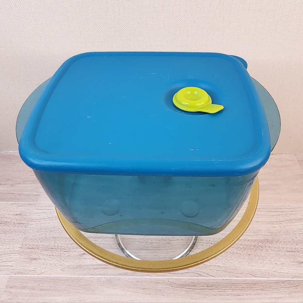 Tupperware Vent And Serve Microwavable Containter